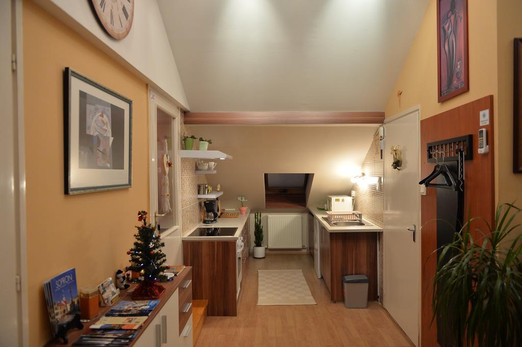 Sopron Eszter Apartman Oda fotoğraf